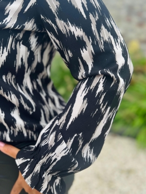  Black/Ikat